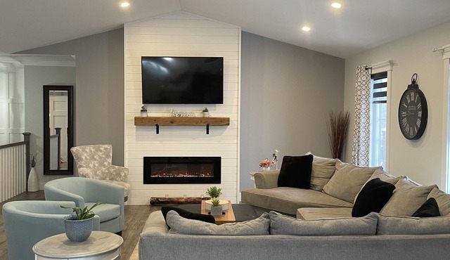 Beautiful centrally located home w/hot tub. Pet friendly!