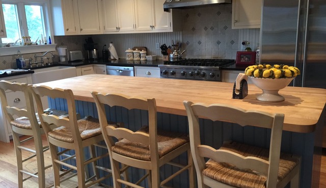 Beautiful, centrally located Bay Header with pool