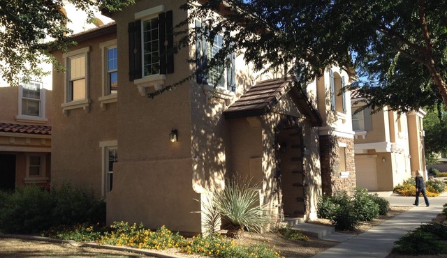 Beautiful centrally located townhome in The Gardens, Gilbert