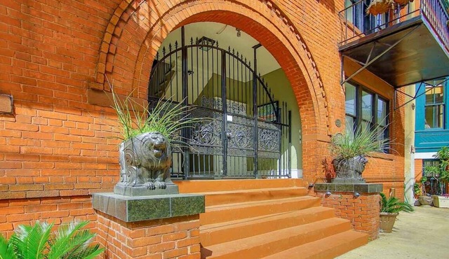 Beautiful, Centrally Located, Design District Apartment by Lucky Savannah