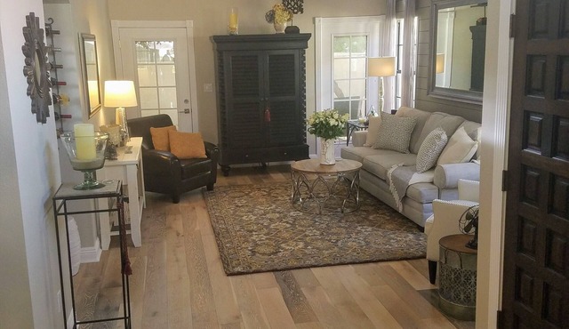Beautiful Centrally located Tempe Townhome with Hotel Amenities!