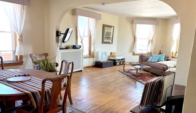 Beautiful Century old Apartments-Apt B