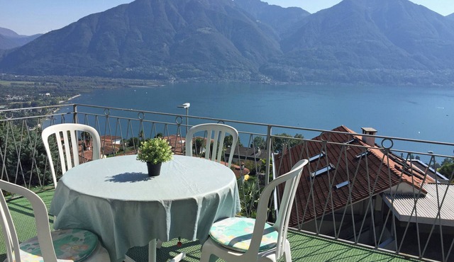 Beautiful views offers you this spacious apartment on the sunny slope of Locarno