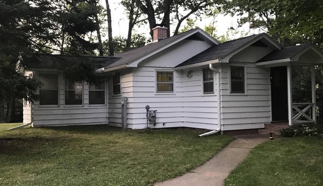 Beautiful Chain Frontage Cottage Close To Downtown Eagle River.