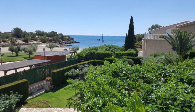 BEAUTIFUL CHALET, FIRST LINE OF SEA
