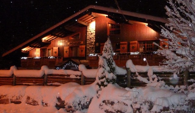 Beautiful chalet apartment with balcony and parking, direct access to the ski area.