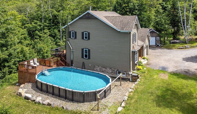 Beautiful Chalet located minutes away from ski hills