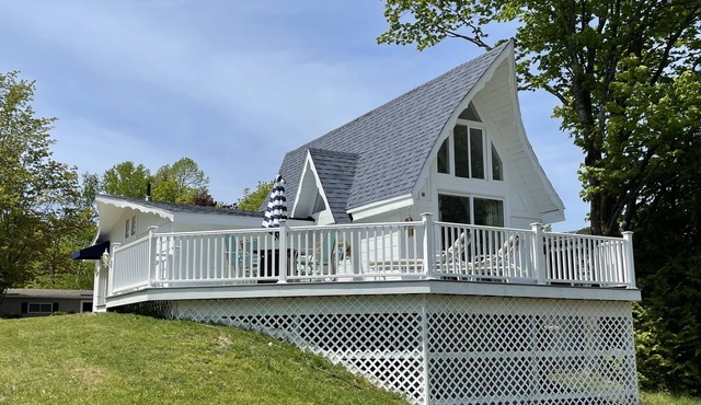 Beautiful Chalet custom built w/fireplace and outdoor deck with firepit-all new!