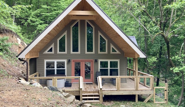 Beautiful Chalet in Gatlinburg with Seasonal Views 3 bedroom 2 bath!