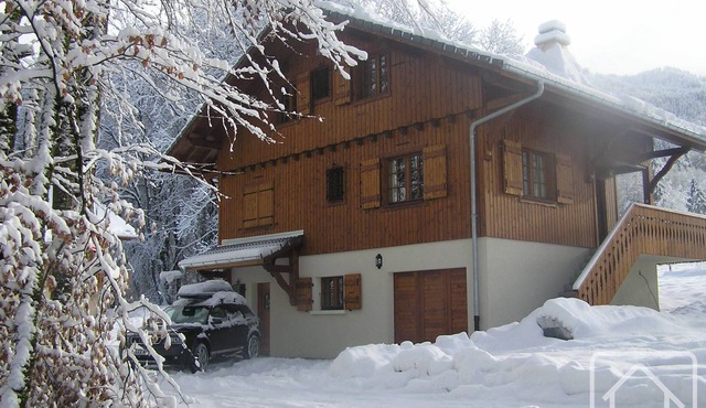 Beautiful chalet, large private garden, 5 minutes walk to ski lifts and lac bleu
