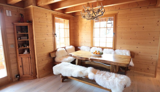 Beautiful chalet, log fires , jacuzzi and walking distance of ski lifts
