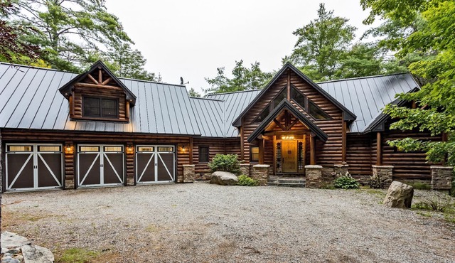 Beautiful Chalet on Norcan Lake, near Calabogie