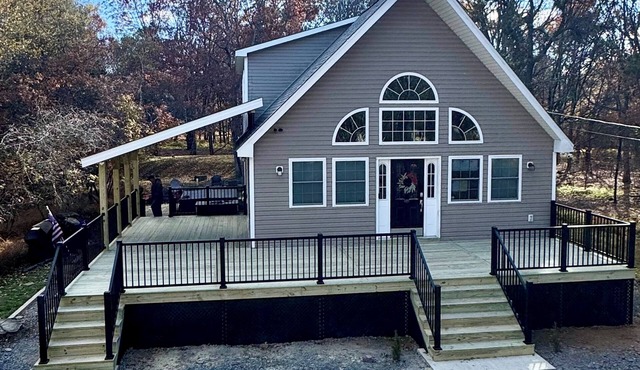 Beautiful Chalet-style home in private setting close to slopes, beach & pool!