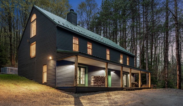 Beautiful chalet on 5 acres - 2 min to Village!👌 Hot-Tub, Sauna, Fire Pit🔥