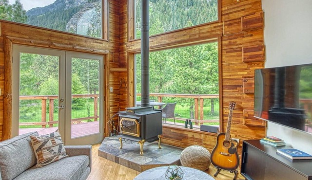 Beautiful Chalet with a Picturesque View of Nason Ridge