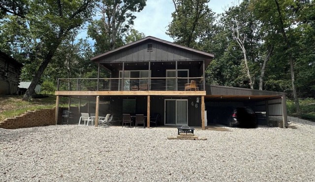 Beautiful chalet with lake access and close to entertainment! Bring the family!
