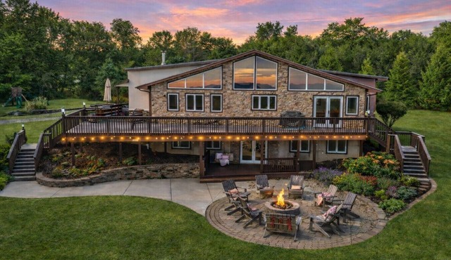 Beautiful Chalet with VIEWS/Pool/Hot tub/Pond!