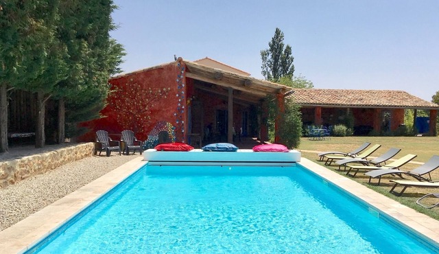 Beautiful character house, rated 5 stars, heated pool, terrace, garden, near Uzè