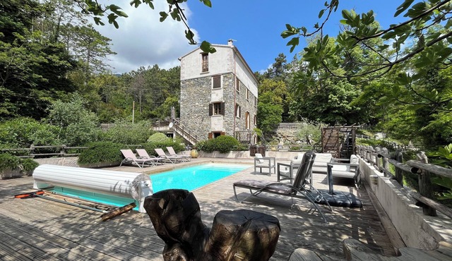 Beautiful character house with swimming pool for 14 people 20 min from the sea