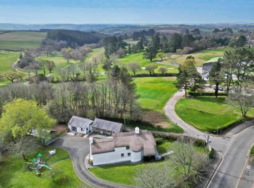 Beautiful character thatched cottage in St Mellion