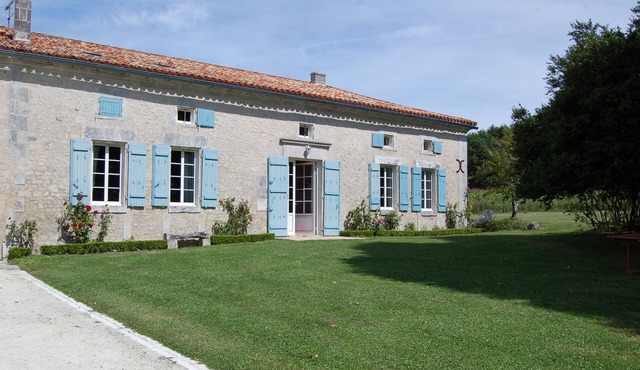 Beautiful Charentaise farmhouse with swimming pool