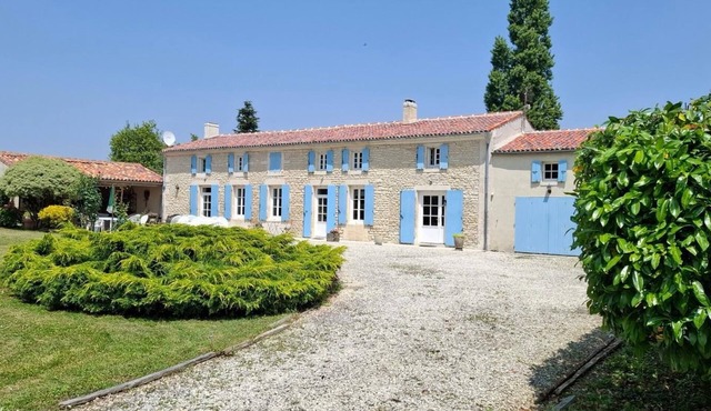 Beautiful Charentaise property 40 minutes from La Rochelle and Royan,