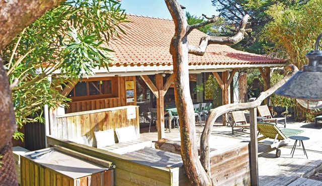 Beautiful charming wooden Villa with swimming pool, between basin and ocean