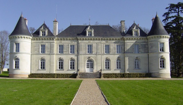 Beautiful chateau with pool and enclosed park in Loire Valley