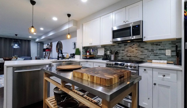 Beautiful, Chic, 2 Bd/2.5 Ba, Metro & Free Parking