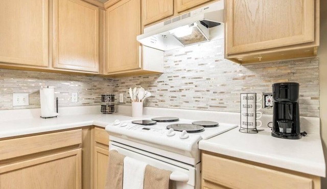 Beautiful, Chic and Cozy Pet-Friendly Home Conveniently Located to Everything!