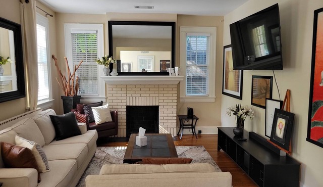 Beautiful Chic Cottage nestled in Old Cloverdale - Entertainment District.