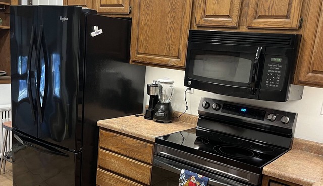 Beautiful Chrischilles Cottage across from park & two blocks from downtown.