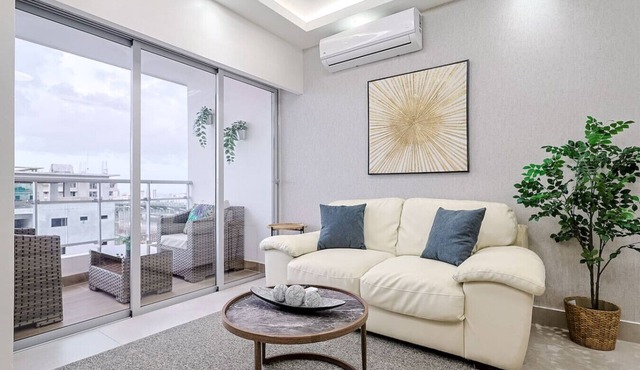 Beautiful City Center 1BR Condo, Full AC, Fast Wi-Fi, King Bed, Pool.