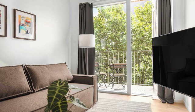 Beautiful City Center Apartment w Balcony