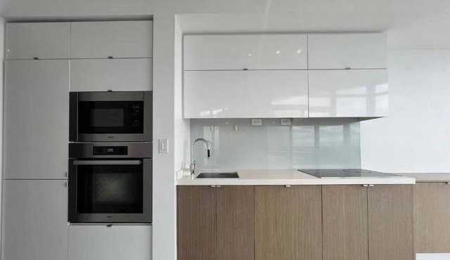 Beautiful city & partial lake view (37th floor)