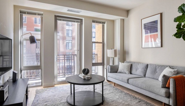 Beautiful Clarendon 1BR w/Pool, nr Restaurants & Bars, by Blueground