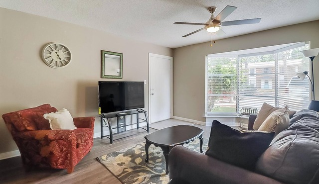 Beautiful Clean 2 Bedroom 2 Blocks from beach 🏝