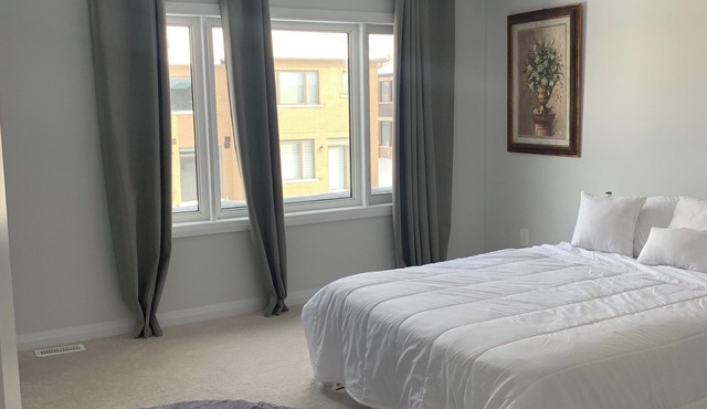 BEAUTIFUL & CLEAN LINDSAY TOWNHOME (MINS TO SHOPS)
