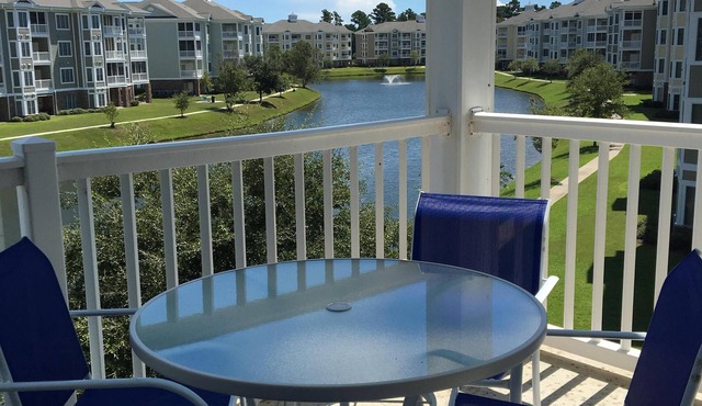 Beautiful, Clean condo, new furniture beds carpet TVs. Lake view, private Wifi
