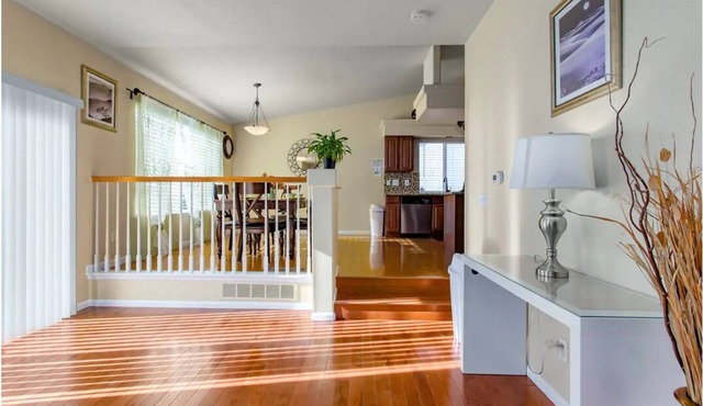 Beautiful Clean Home for 30 day stays /10 min to Airport/ 20 min to dtwn Denver