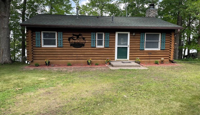 Beautiful, clear water lakefront 2-bedroom cabin on Horseshoe Lake pet friendly