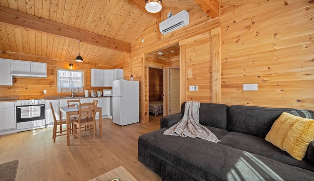 Beautiful Cottage w/Firepit Bbq,close to lakes,vineyards,zipline & Ski Martock