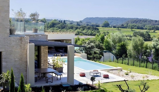"Beautiful Contemporary House with Infinity Pool and View of Mont Ventoux"