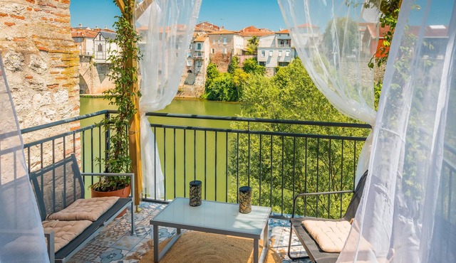 Beautiful cottage full of character with jacuzzi and panoramic views of the river Lot.