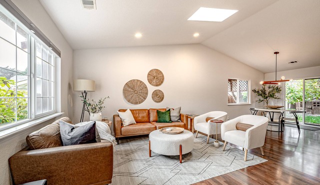 Beautiful coastal home near Redwoods with fast WiFi, large backyard, W/D & patio