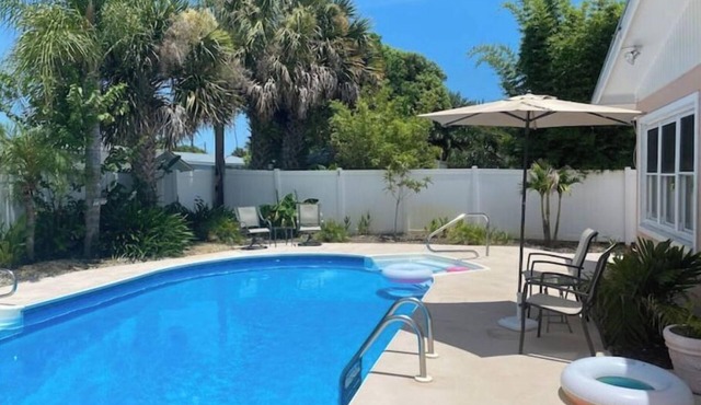 Beautiful Coastal Beach Home - 2 min walk to Beach- 4 bedroom 3 bath 2 masters!n