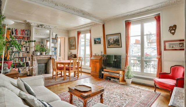 Beautiful cocoon near Montmartre