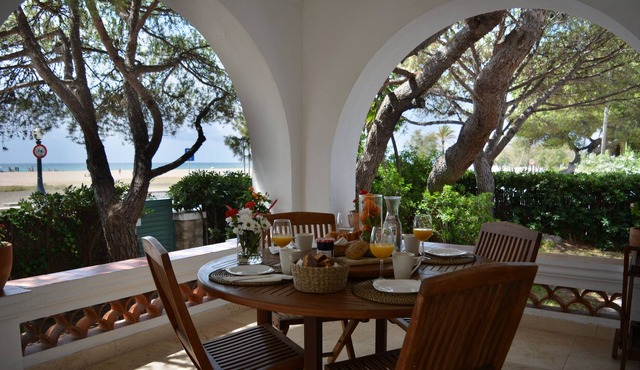 BEAUTIFUL COLONIAL-STYLE VILLA IN FRONT OF THE BEACH