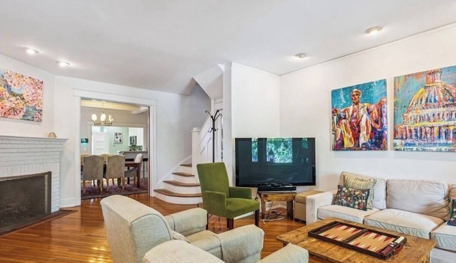 Beautiful & Comfortable Historic Row House. Solar Powered!