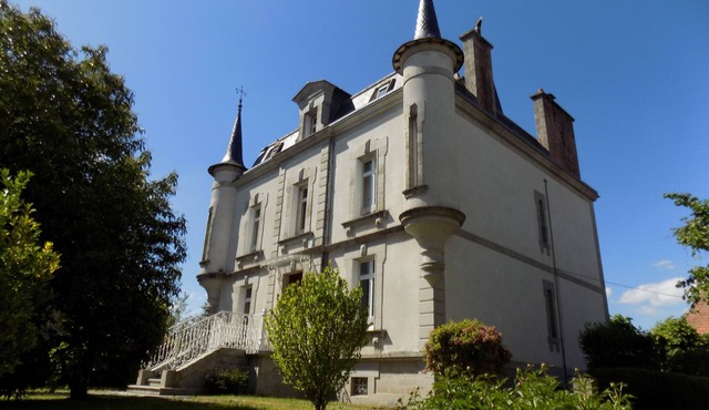 Beautiful, comfortable house, 6 bedrooms, billiard, wifi, large gardens